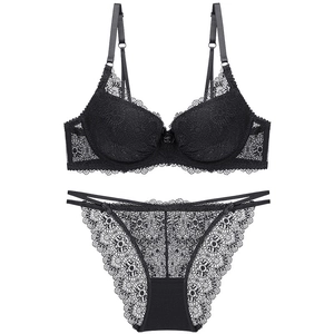 Ensemble lingerie en dentelle noire avec soutien-gorge push-up et culotte fleurie chic