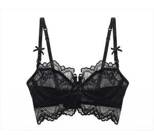 Détails du soutien-gorge en dentelle noire avec texture florale et bretelles réglables