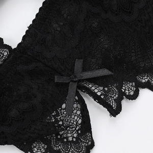 Détails de dentelle florale noire et petit nœud en soie sur un soutien-gorge