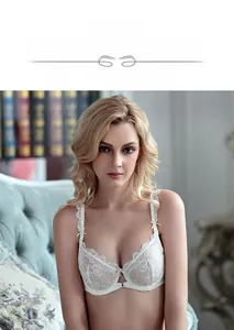 Détail d'un soutien-gorge en dentelle blanche avec armatures et nœuds sur les bretelles