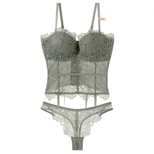 Ensemble lingerie en dentelle vert sauge avec bustier et string assorti en dentelle