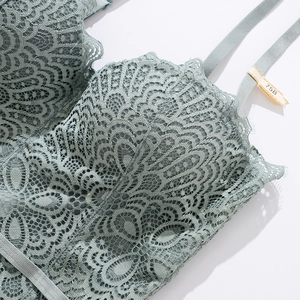 Body en dentelle bleu-vert avec bonnets de soutien et motifs floraux raffinés
