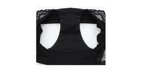 Détail de culotte pour femme en dentelle noire transparente et tissu respirant