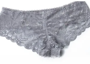 Detailaufnahme grauer floraler Spitzenstoff mit zarten Wellenkanten und Mustern