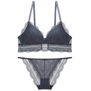 Ensemble lingerie vintage en dentelle gris foncé avec soutien-gorge triangle sexy