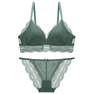Ensemble de lingerie française vintage en dentelle vert foncé avec soutien-gorge triangle