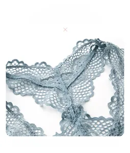 Détail de la lingerie en dentelle bleue avec maille alvéolée et bordure festonnée