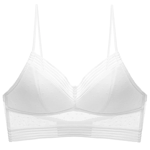 Detailansicht eines weißen Spitzen-Bralettes mit Mesh-Struktur und dünnen Spaghettiträgern