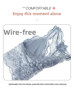 Détail du soutien-gorge en dentelle bleu clair sans armature avec tissu doux et floral