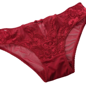 Sexy dunkelrote Spitzenunterwäsche mit Blumenmuster und kleiner Schleife auf Weiß