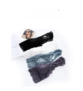 Bralettes en dentelle en noir, blanc, bleu et violet présentées en vue de dessus