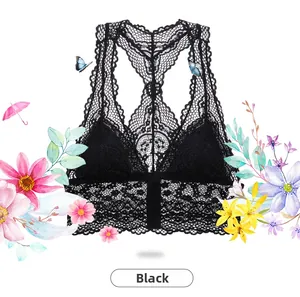 Détail d'une brassière en dentelle florale noire avec un design dos nageur élégant