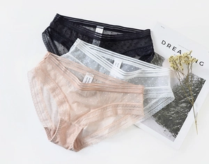 Détail de culotte en mesh transparent à pois avec bordure en dentelle et taille élastique