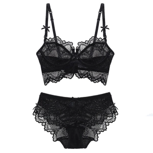 Ensemble de lingerie en dentelle noire avec soutien-gorge à armatures et culotte assortie