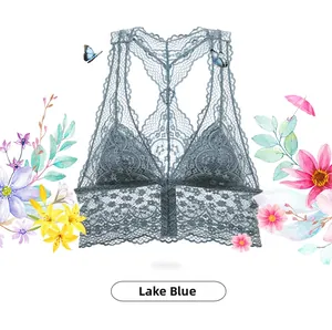 Détail du soutien-gorge triangle en dentelle bleu lagon avec motifs floraux et dos nageur
