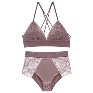 Ensemble de lingerie en dentelle rose poudré avec soutien-gorge triangle et culotte