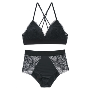 Ensemble lingerie française en dentelle noire avec soutien-gorge triangle sans armature
