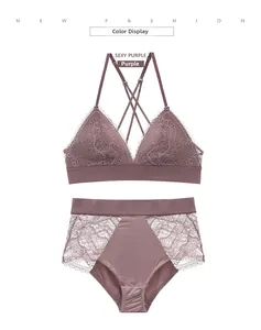 Détail de l'ensemble de lingerie en dentelle violette montrant la texture du filet fin