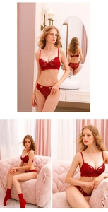 Dettaglio del set di lingerie in pizzo floreale rosso con reggiseno con ferretto e slip
