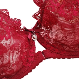 Ensemble de lingerie en dentelle rouge foncé avec motifs floraux et pendentif cristal