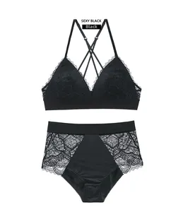 Ensemble lingerie en dentelle noire avec brassière triangle et culotte taille haute