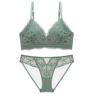 Set di lingerie in pizzo francese con reggiseno a triangolo senza ferretto verde menta