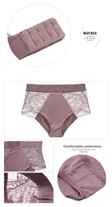 Détail de culotte en dentelle mauve avec fermeture réglable à double rangée de quatre boucles