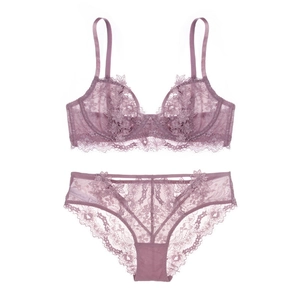 Dettaglio del set lingerie in pizzo lavanda con ricamo floreale e supporto con ferretto