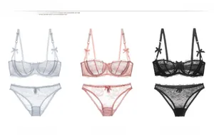 Vue détaillée à plat de l'ensemble soutien-gorge et culotte en dentelle, trois coloris