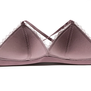 Ensemble de lingerie en dentelle avec bonnets fins et bretelles croisées au dos