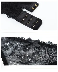 Détail de soutien-gorge en dentelle noire avec agrafes dorées et culotte à nœud assortie