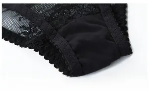 Vue macro détaillée du gousset en coton doux et de la dentelle florale du slip noir