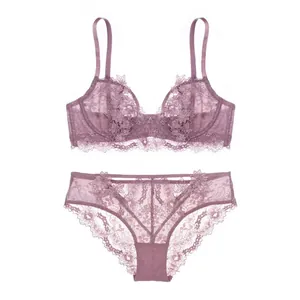 Set lingerie in pizzo viola scuro con reggiseno a balconcino e slip coordinato in pizzo