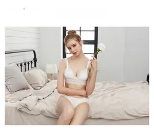Detailansicht der weißen Wimpernspitzen-Dessous mit passendem BH und Slip