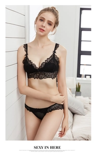Detail eines eleganten schwarzen Wimpernspitzen-Lingerie-Sets mit Bogenkanten und Schleife