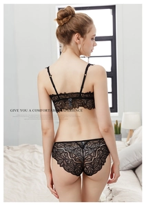 Detaillierte Rückansicht eines schwarzen Spitzen-Dessous-Sets mit verstellbaren Trägern und Spitze