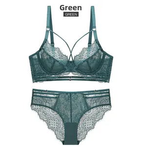 Makro-Detail des dunkelgrünen Spitzen-Dessous-Sets mit floraler Stickerei und Netz