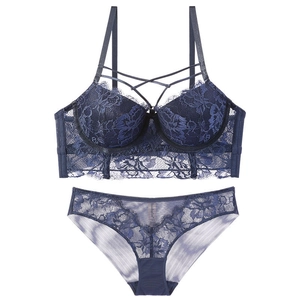 Ensemble lingerie en dentelle bleu marine avec soutien-gorge push-up et culotte assortie