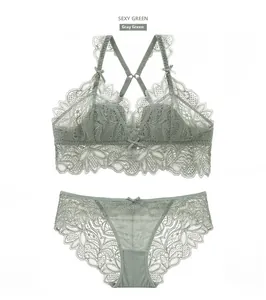 Detailansicht eines graugrünen Spitzen-Dessous-Sets mit Blumenmuster und X-Rücken