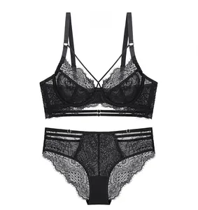 Detail eines schwarzen Spitzen-Dessous-Sets mit Stickerei und Riemchen-Akzenten