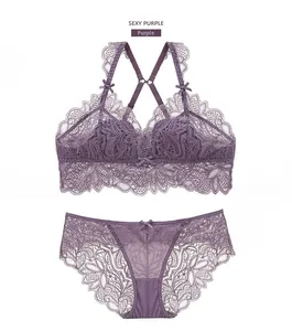 Detailansicht des dunkelvioletten Spitzen-Lingerie-Sets mit Überkreuz-Rücken und Schleifen