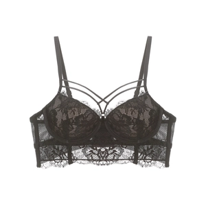 Dettaglio ravvicinato di un reggiseno sexy in pizzo nero longline con design a nastri incrociati