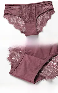 Nahaufnahme der dunkelvioletten Spitzenslips mit Stickerei und hautfreundlichem Baumwollzwickel