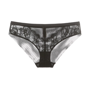 Dettaglio di eleganti slip in pizzo floreale nero con tessuto a rete traspirante