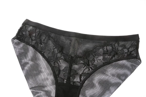 Dettaglio slip in pizzo floreale nero con fascia elastica in raso per donna
