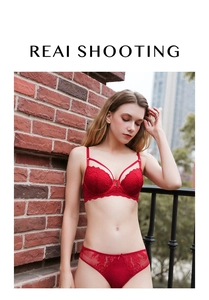 Détail d'un ensemble de lingerie en dentelle rouge avec broderie florale sur un mannequin