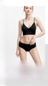 Gros plan des bonnets en latex respirant et tissu sans couture de cet ensemble de lingerie noir