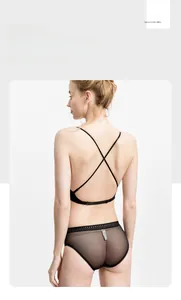 Détails d'un ensemble de lingerie noire dos nu avec bretelles croisées et culotte résille