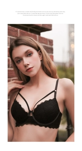 Détail du soutien-gorge en dentelle noire avec fines lanières croisées décoratives
