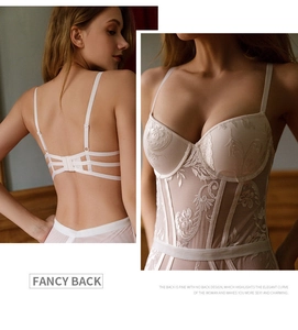Body in pizzo bianco con stecche vintage e dettaglio traforato sulla schiena raffinato